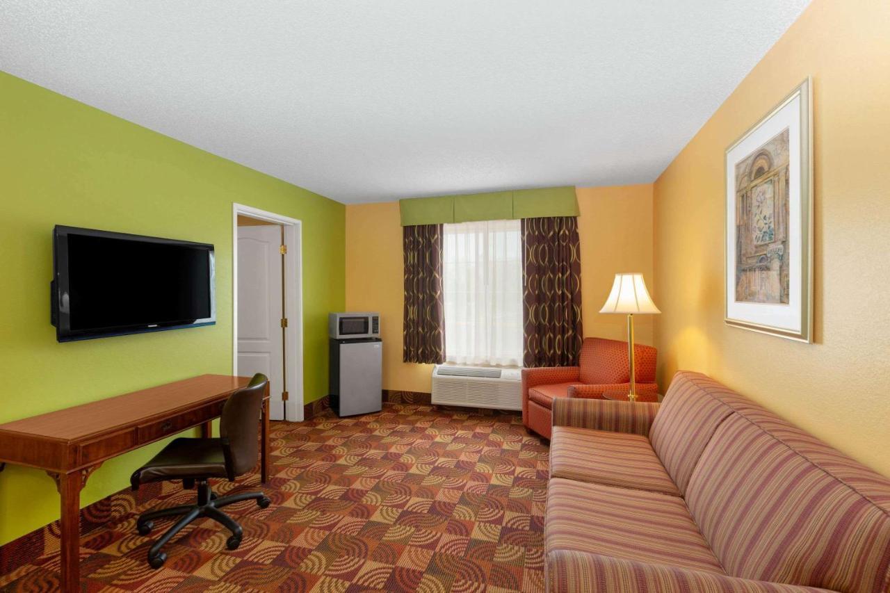 Super 8 By Wyndham Lake Of The Ozarks Eldon Экстерьер фото