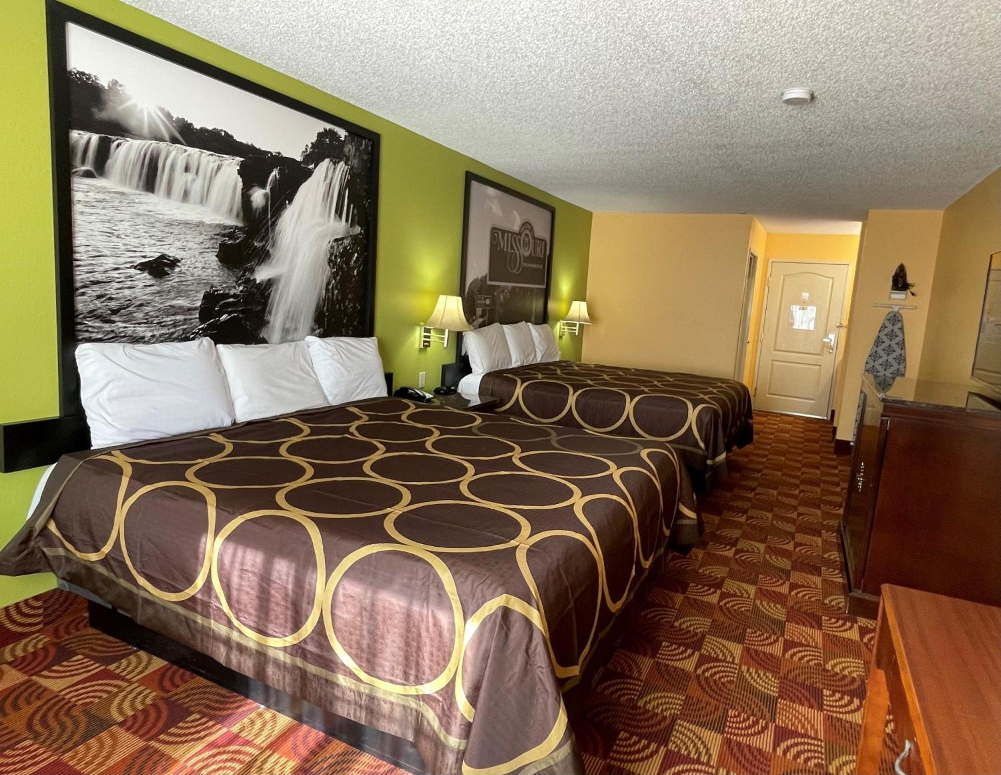 Super 8 By Wyndham Lake Of The Ozarks Eldon Экстерьер фото