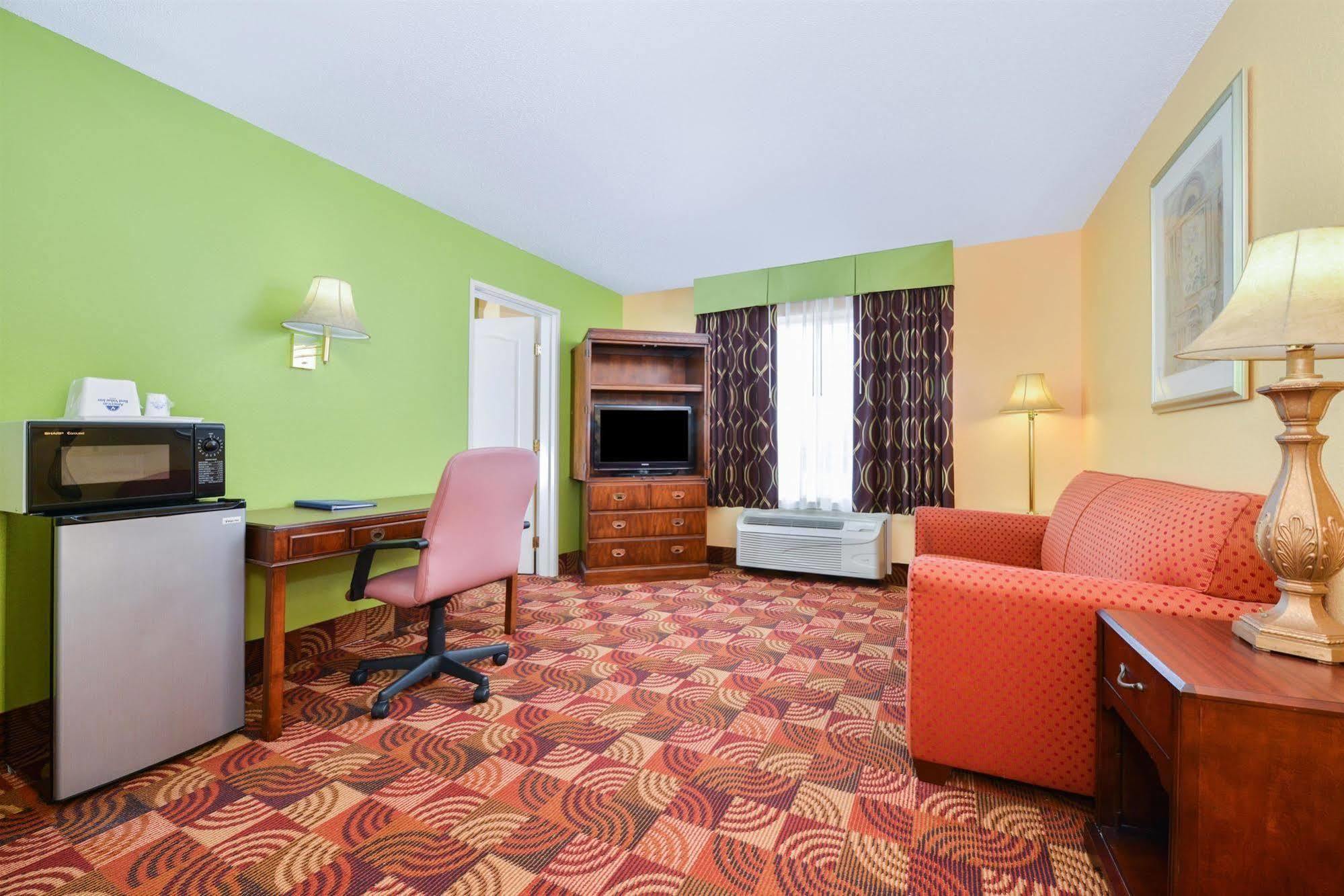 Super 8 By Wyndham Lake Of The Ozarks Eldon Экстерьер фото